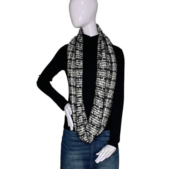 BCBGeneration Infinity Scarf Knit Black and White One Size - Picture 1 of 10